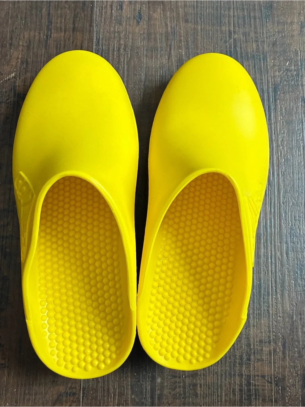 CaliZup Men's Yellow Slip-On Clogs